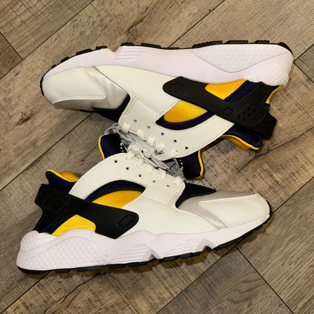 NIKE HUARACHE MICHIGAN WOLVERINE